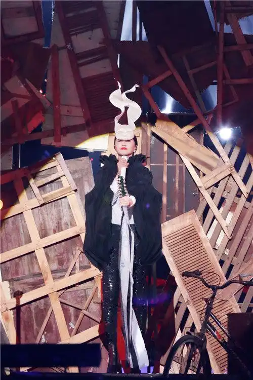 蒙面歌王决赛之战 谭维维诠释"平凡之路"