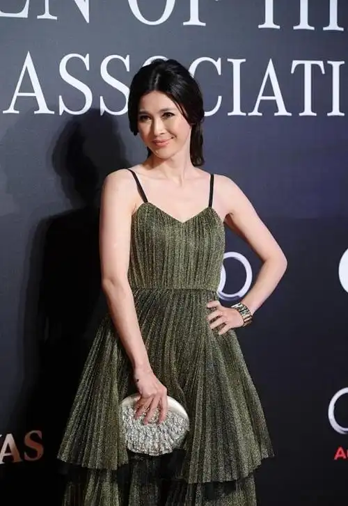 42岁童蕾有着22岁皮肤深色的裙子也好显白这状态太好了