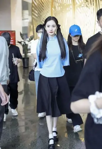 杨幂挑战民国风穿学生装复古俏皮少女感一年比一年好