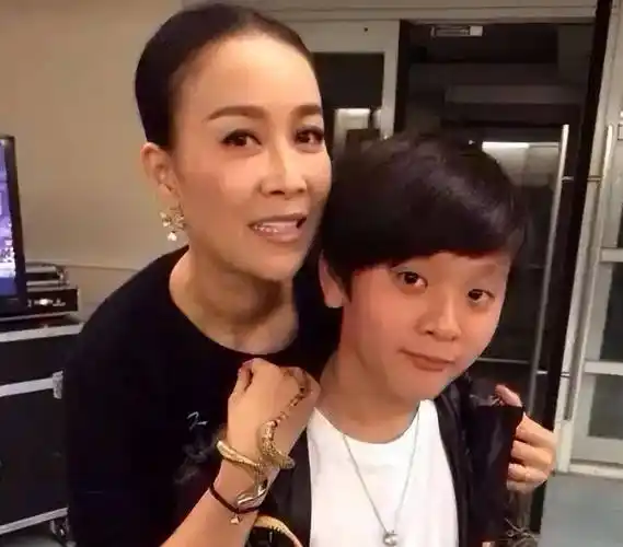 "好男人"孟桐:39岁娶未婚生子的那英,用爱治愈继子半生