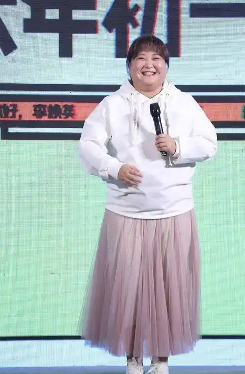 贾玲又没控制住身材,脖子胖出3层肉,穿长裙藏住粗腿仍有体积感_黑色