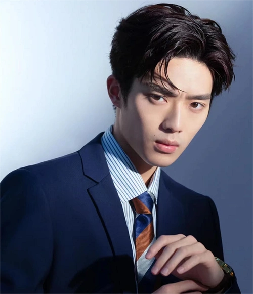 韩式三七分发型 帅气清新超减龄_韩式男发 - 美发站