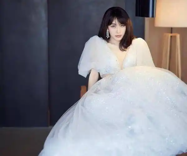 黄晓明前女友李菲儿淡蓝纱裙搭配烈焰红唇,女性韵味太诱人_时尚_舞台