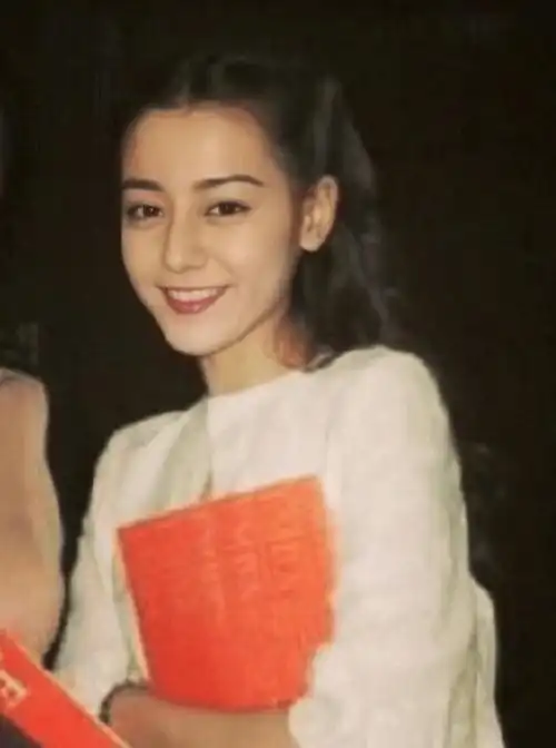 迪丽热巴出道前旧照分享纯天然大美人从小美到大