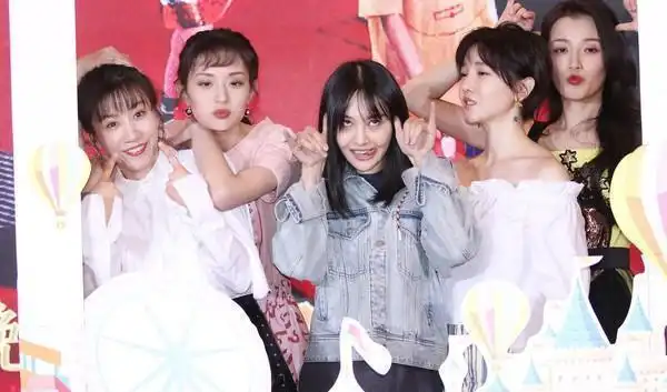 郑爽拍大合照听到前面的蹲下乖乖弯腰下一秒笑出来