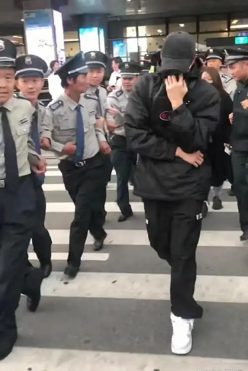 他不仅找了好多保安,比粉丝都多,还搞了一些奇奇怪怪的事,真是让人瞧