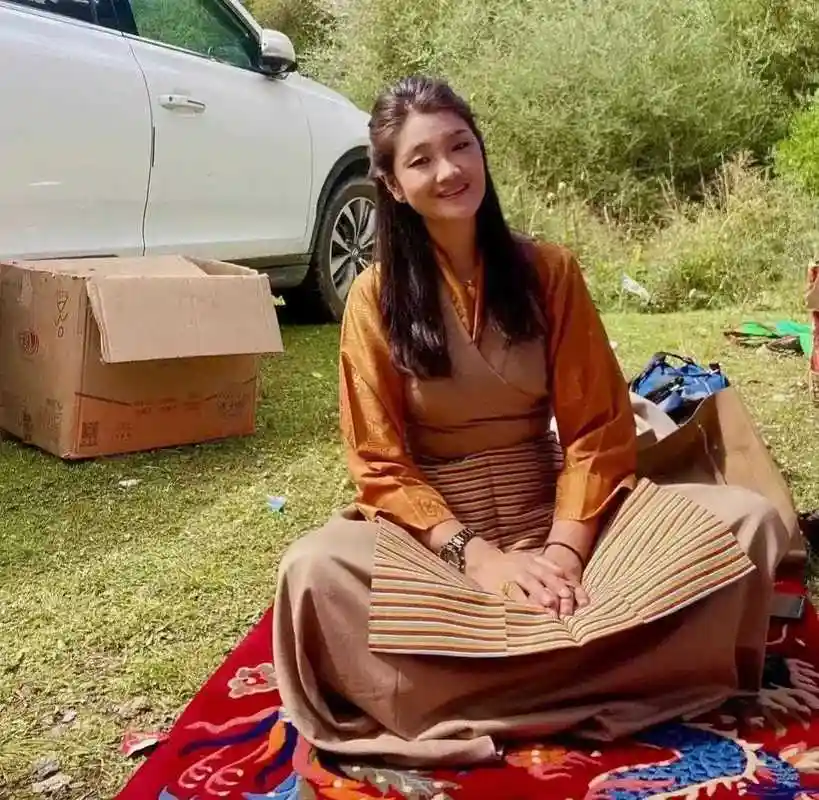 降央卓玛素颜出镜,状态真好,灰色无袖背心配绿色紧身裤,身材保养得