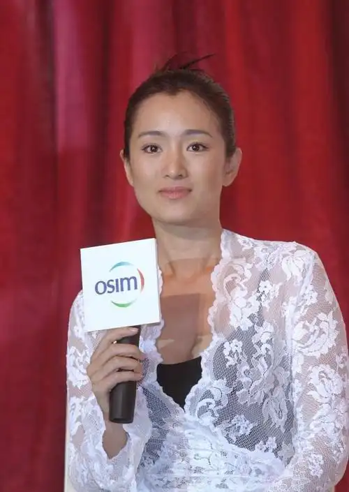 巩俐年轻时真美,身材苗条却丰满,蕾丝衫挡不住凹凸感