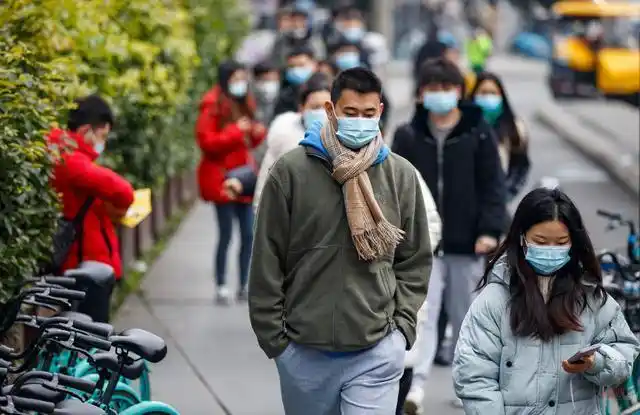 探访公共场所乘客戴口罩意识强彼此间不交谈