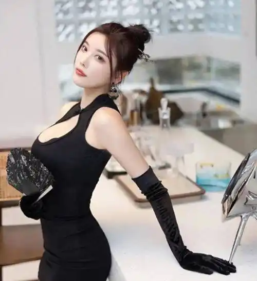 杨晨晨黑色短款旗袍搭配黑色蕾丝内衣,尽显性感丰满身材诱惑力!