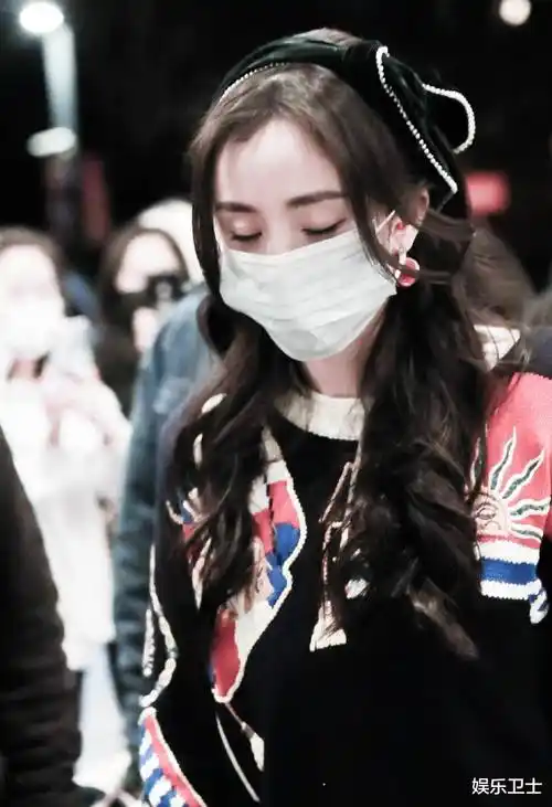 杨幂《密逃》下班穿绿裤衩好憨,黄明昊随杨幂粉丝喊应援口号,幂反应特