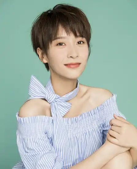 朱璇演经纪人 中性造型反差大戏路宽广可塑性高