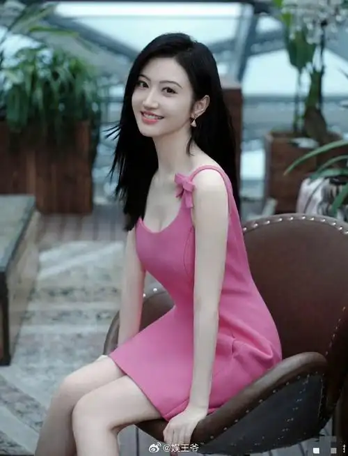 景甜在网上晒出一组美照,照片中的景甜身穿一件淡粉色u领吊带连衣裙