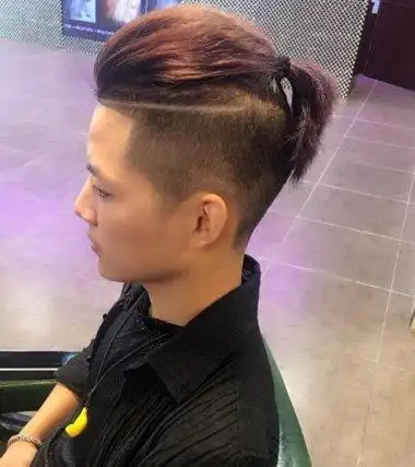 鹅蛋脸男生扎小辫发型 非主流日韩风发型打造