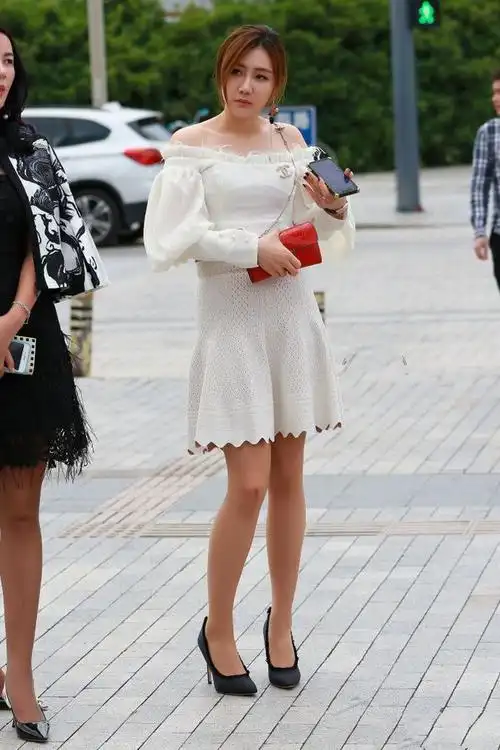 路人街拍白色蕾丝连衣裙美女清纯唯美