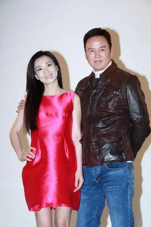 将"老公熬成爹"的5位女星,明明年龄差不多,看着却像两代人