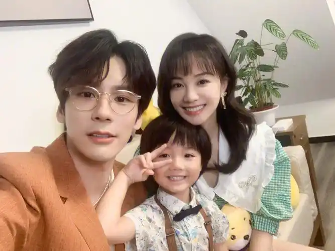 帅气爸比漂亮妈咪可爱儿子一家三口