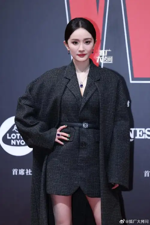 杨幂黑色女王登场##杨幂泼墨妆##w年度盛典红毯