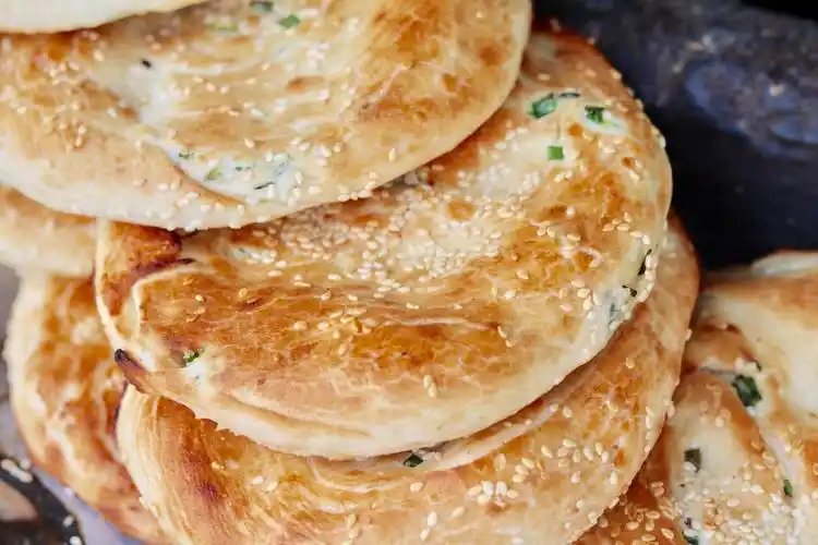 大饼作为上海早餐四大金刚之首,是最正宗的传统早餐之一.