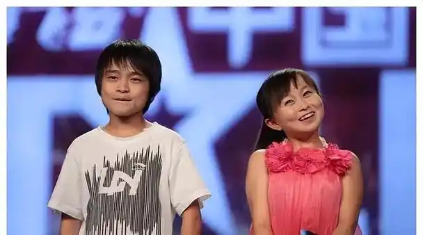 袖珍人朱洁身高一米二(袖珍人朱洁嫁1米28秦学仕收获幸福)(2)