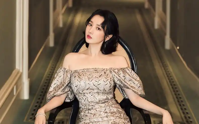 陈小纭珍珠黑丝绒开衩裙桌面壁纸