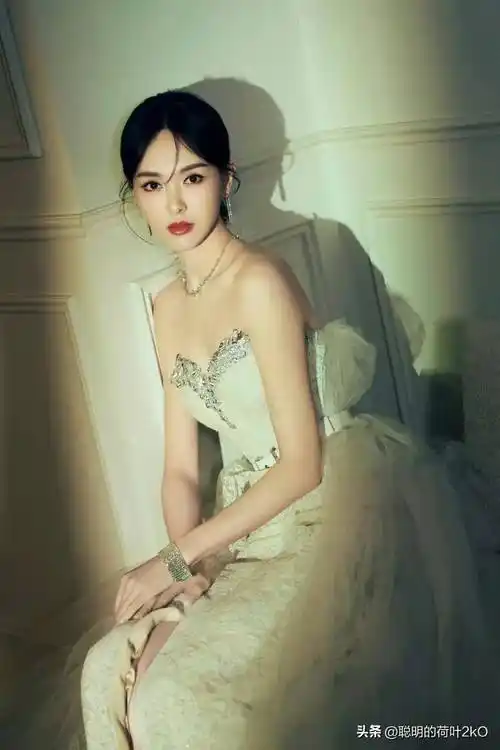 唐嫣白色闪光蕾丝裙勾勒曼妙身姿纯洁而高雅