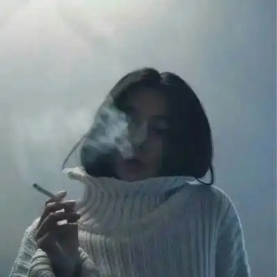 女生抽烟头像 女生夹烟好看手势图片