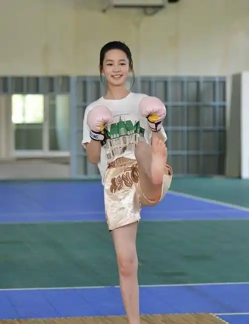 李沁的脚有多大?买鞋要定,真货是"三寸金萝塔"_因为_鞋子_高跟鞋