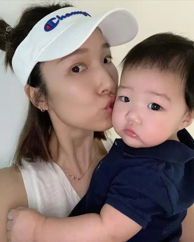 王祖蓝妻子李亚男罕晒俩娃女儿侧脸神似老爸坐老妈腿上变委屈