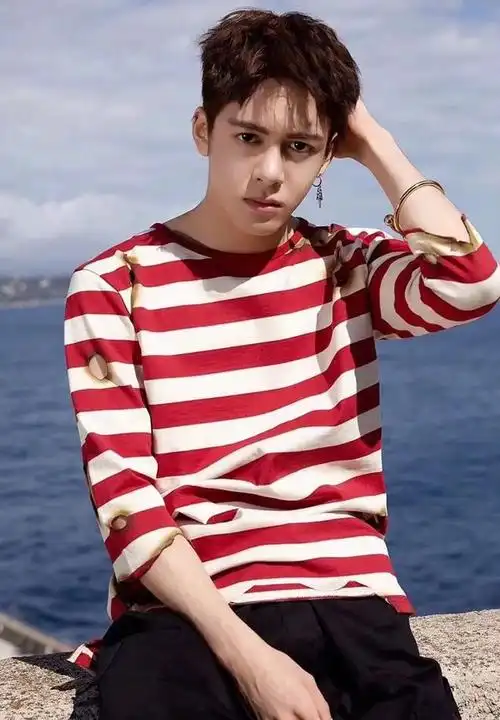 偏偏有一个演员梦,18岁就出来参加了尚雯婕公司搞的选秀节目出道了