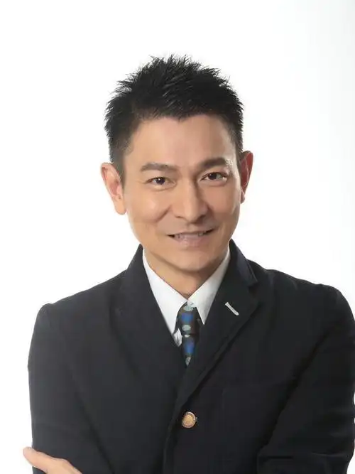 刘德华:出道40年帮助半个娱乐圈,筹款当众下跪,他活该红一辈子