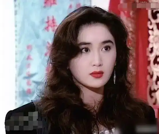 当真是美人辈出的时代,从年轻的时候开始,温碧霞就走的是妩媚性感的