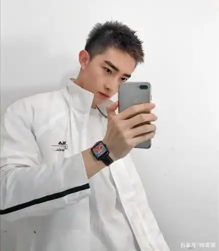 青春范十足的阳光美少年,硬朗有型的五官,连自拍姿势都这么酷!