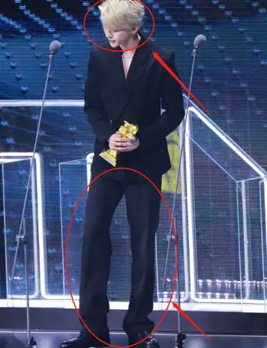 明星身材比例不好,腿长看起来就没有很吸睛,而蔡徐坤的身材比例非常好