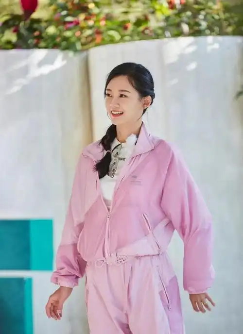 在现实生活中,很多年轻的妈妈生完孩子都发福长胖了,可是苗苗依旧还是