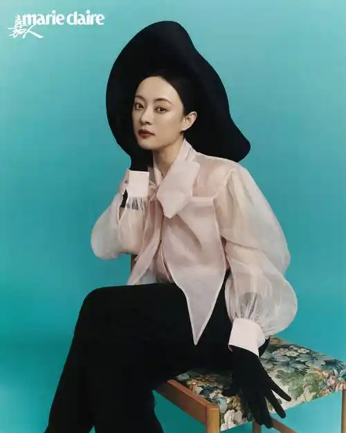 复古黑色长裙造型孙俪黑白大片孙俪黑衣红花大片孙俪慵懒放松直视镜头