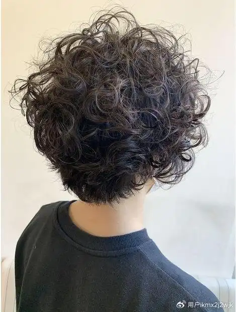 女士短发纹理烫,蓬松时尚显发量,喜欢短发的姐妹别错过