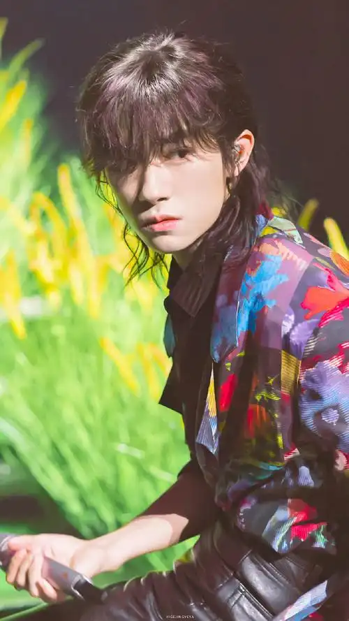 易烊千玺狼尾头舞台造型