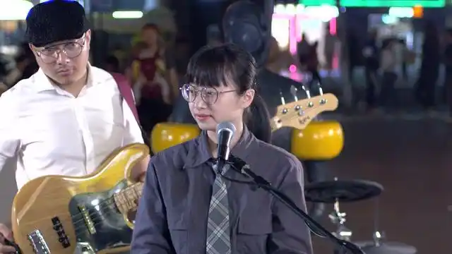 小妹妹点了一首哒哒哒的歌《cu chill thoi》这首越南歌很上头