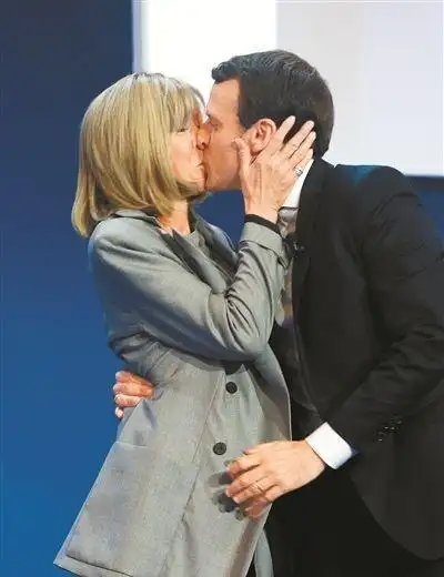 法国总统秀恩爱办公室里玩壁咚大25岁老婆被索吻一脸娇羞