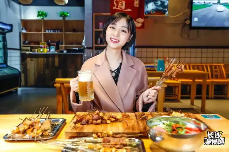 把扎啤杯都放在冷藏柜里制冷,长沙的夏天巨热难耐,喝上一杯冰啤酒无疑