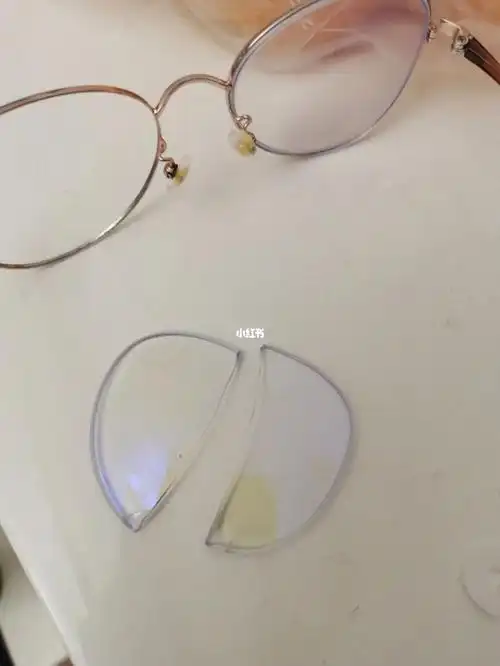 aojo一生黑疫情期间眼镜碎了