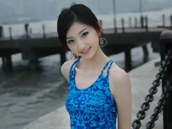 景甜早期生活照曝光穿低领装站在江边拍照侧身状态引起热议