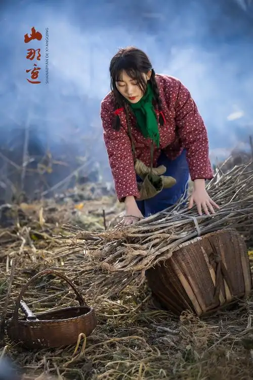 你在山的那一边 我在这圪梁梁上看 叫一声哥哥你么听见 你是妹子心尖