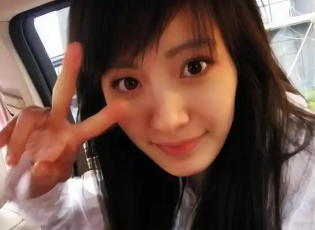 杨幂旧照曝光,双手比耶尽显俏皮,一直都很好看