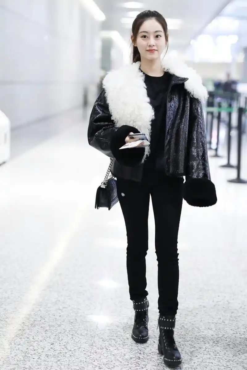 祝绪丹炫酷走机场,廓形夹克潇洒大气,三七比例身材太完美