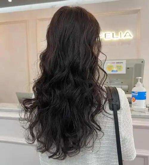 烫发比较伤发质,大家平时一定要好好护理,发质好了,你的发型才更好看