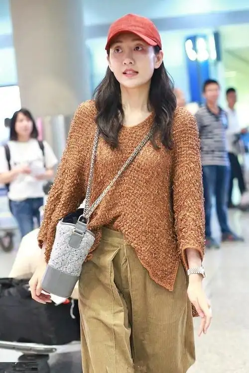 王鸥素颜现身,身材有料,网友:也就王鸥能驾驭这衣服!