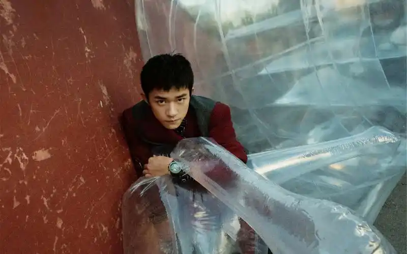 易烊千玺漫步胡同帅气图片壁纸