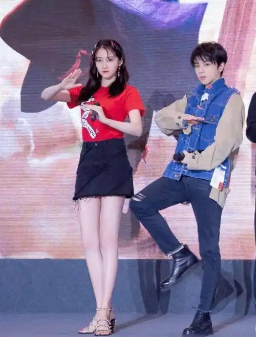 鹿晗真管不住关晓彤了?30cm童装都敢挑战,藏不住凹凸感